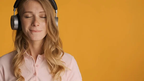 Schöne Sinnliche Blonde Mädchen Hört Neuen Song Mit Kopfhörern Und — Stockfoto
