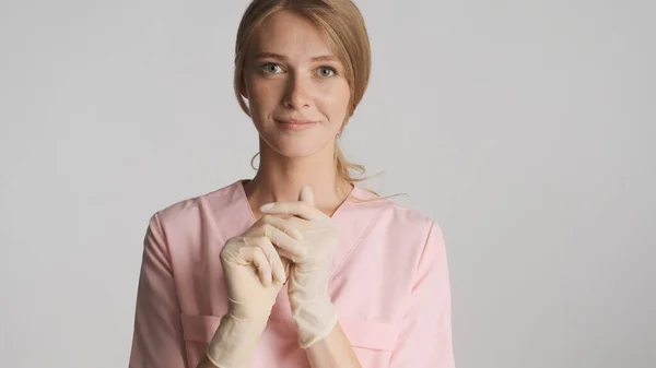 Attraktiv Blond Läkare Medicinska Handskar Tittar Intensivt Kameran Över Vit — Stockfoto