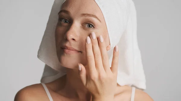 Portret Van Meisje Met Gladde Huid Handdoek Hoofd Poseren Geïsoleerd — Stockfoto