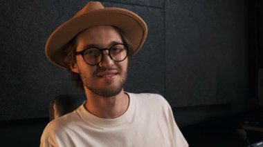 Modern stüdyoda çalışan genç ve şık ses yapımcısının portresi.