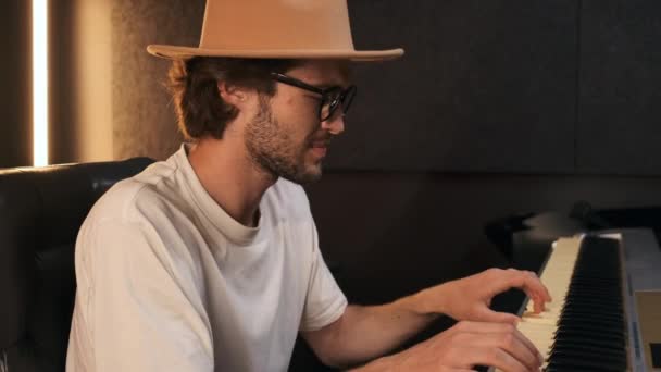 Portret Van Een Jonge Stijlvolle Geluidsproducent Die Vol Vertrouwen Camera — Stockvideo