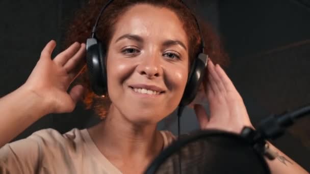 Porträtt Ung Snygg Ljudproducent Tryggt Tittar Kameran Arbetar Modern Studio — Stockvideo