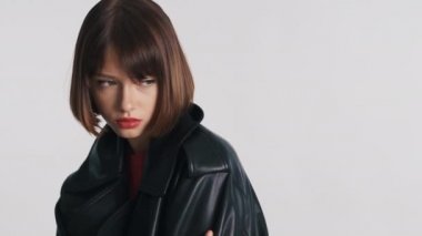 Dalgın, esmer, kısa saçlı, hayal kırıklığına uğramış, beyaz arka planda yaşayan kız. Üzüntü ifadesi. Boşluk konseptini kopyala