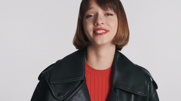 Gadis Yang Cukup Positif Dengan Rambut Bob Mengenakan Pakaian Kasual — Stok Video