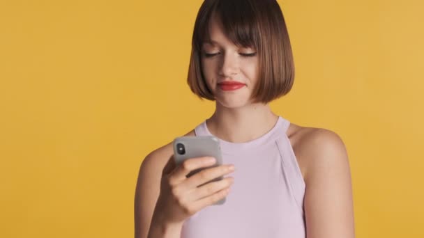 迷人的黑发女孩喜欢与黄种人朋友在线聊天 用智能手机的时髦女孩 — 图库视频影像