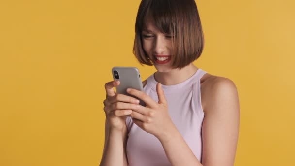 Ziemlich Fröhliche Brünette Mädchen Genießen Online Chat Mit Freunden Sozialen — Stockvideo