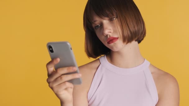 Расстроенная Брюнетка Рыжими Волосами Выглядит Грустно Просматривая Социальные Сети Смартфоне — стоковое видео