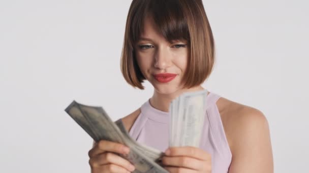 Bastante Sonriente Chica Morena Con Pelo Bob Contar Dinero Mirando — Vídeos de Stock