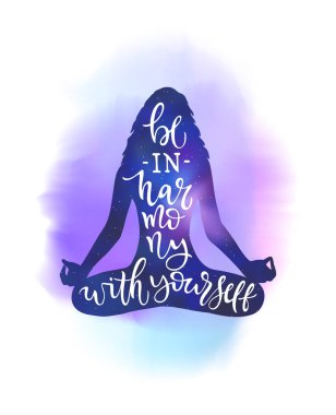 Padmasa 'daki kız silueti. İçinde izole suluboya arka planda yer var. Uluslararası Yoga Günü için harflerle illüstrasyon. Yazdırma, gömlek, çıkartma, afiş, poster için vektör şablonu.