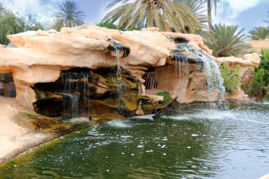  Tunus 'ta bir Timsah Çiftliği üzerinde bir gölet