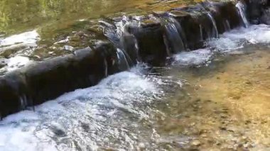 Küçük şelale ve temiz su