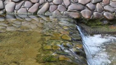 Küçük şelale ve temiz su