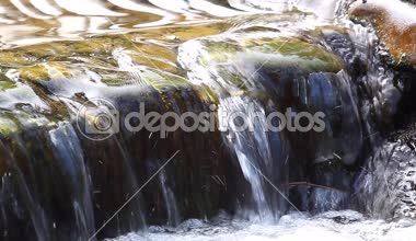 Küçük şelale ve temiz su