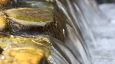 Küçük şelale ve temiz su