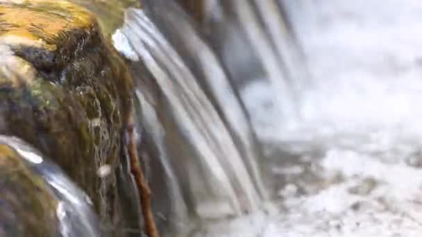 Små Vattenfall Och Klart Vatten — Stockvideo