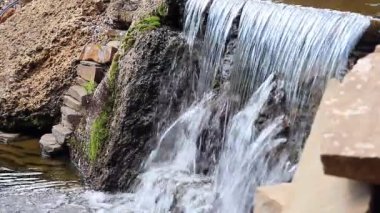 Küçük şelale ve temiz su