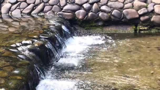 Kleine Waterval Helder Water — Stockvideo