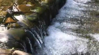 Küçük şelale ve açık 4 k su