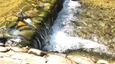 Küçük şelale ve açık 4 k su