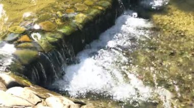 Küçük şelale ve açık 4 k su