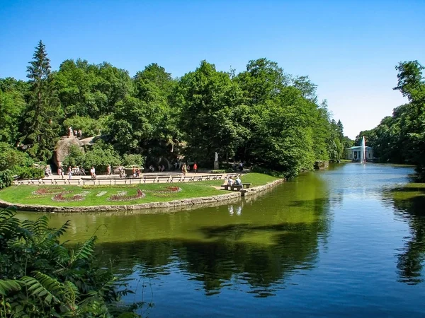 bir çeşme ile güzel park