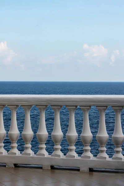 Deniz manzaralı balkon