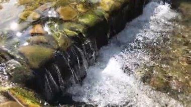 Küçük şelale ve açık 4 k su