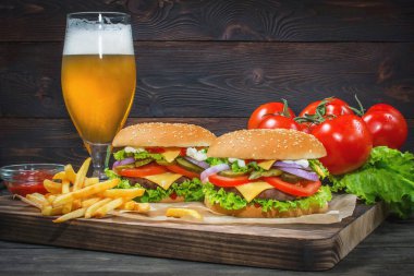 Hamburger ve pub arka plan üzerinde hafif bira.