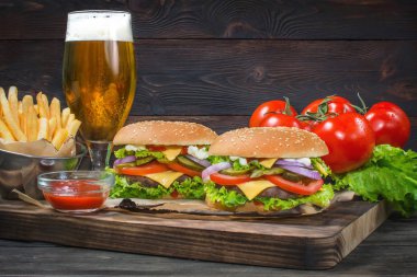 Hamburger ve pub arka plan üzerinde hafif bira.