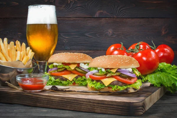 Hamburguesa y cerveza ligera sobre fondo de pub . — Foto de Stock