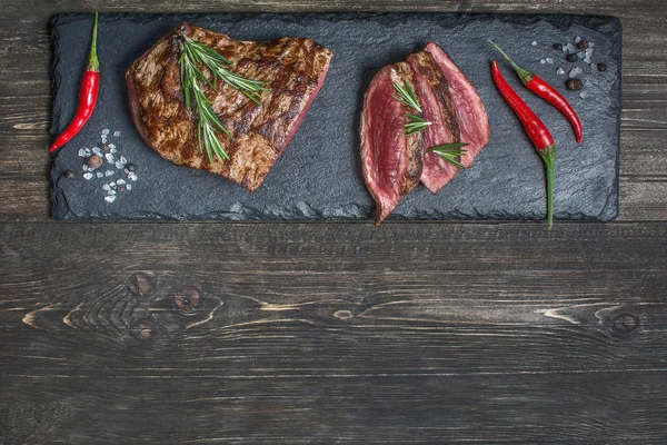 Taze ızgara et. Izgara dana biftek pişmiş ahşap kesme tahtası üzerinde. Üstten Görünüm.