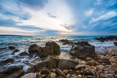Hırvat taşlı plajında gün batımı