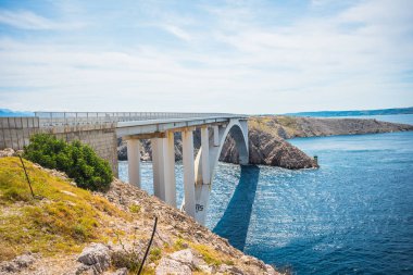 Pag Köprüsü - Pag adasını Adriyatik Denizi 'ndeki Ljubacka vrata adlı boğazın üzerindeki Hırvat anakarasına bağlayan Paski köprüsü