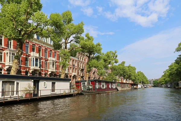 Traditioneel Huis Boten Kanaal Amsterdam Met Regelmatige Huizen Straat Achter — Stockfoto