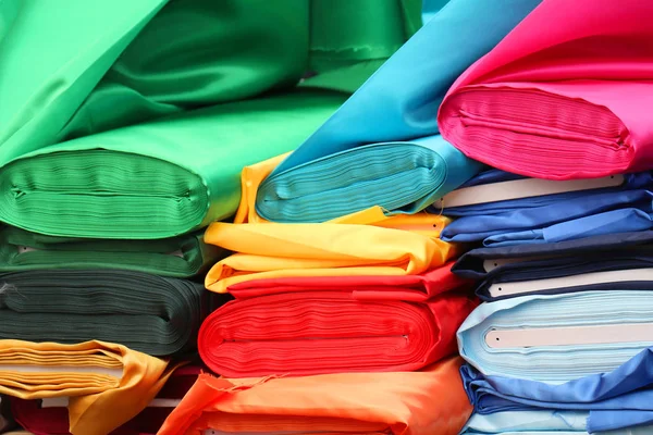 Bułki Kolorowymi Tkaninami Sterty Sklep Odzieżowy — Zdjęcie stockowe