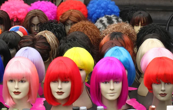 Κεφάλια Μανεκέν Πολύχρωμα Γυναικεία Περούκες Ψεύτικα Μαλλιά Πωλούνται Στην Υπαίθρια — Φωτογραφία Αρχείου