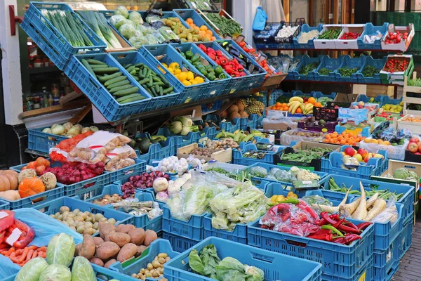 Fulla Lådor Ekologiska Frukter Och Grönsaker Framför Lokala Livsmedelsbutik — Stockfoto