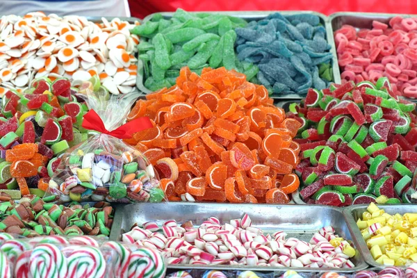 Pilhas Doces Coloridos Vendidos Banca Mercado Justo — Fotografia de Stock