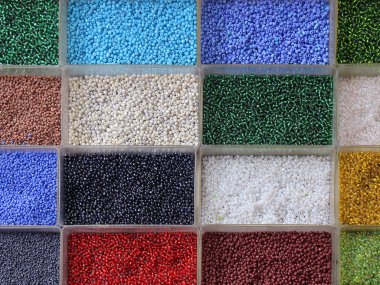 Piyasada plastik kasetlerine renkli süslü boncuk