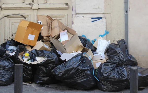 Большая Куча Мусора Черных Пластиковых Пакетах Улице Тротуар — стоковое фото