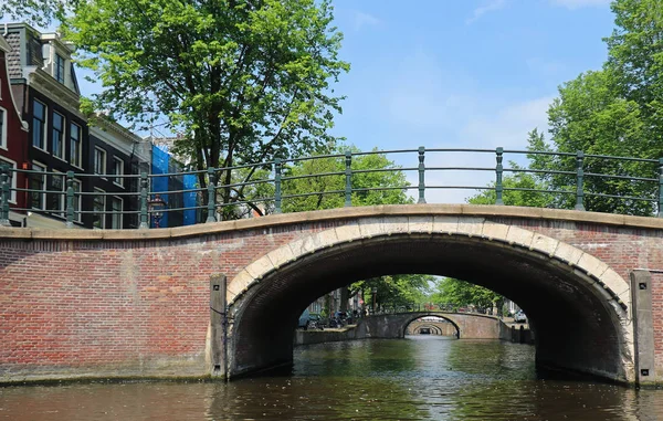 Pequenas Pontes Através Canais Amsterdã Com Casas Nas Costas — Fotografia de Stock