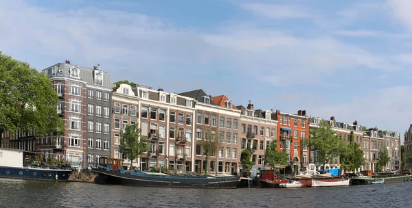 Traditionele Amsterdam Residentiële Huizen Oever Van Amstel Rivier Met Boten — Stockfoto