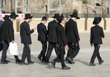 Jerusalem, İsrail - 25 Mayıs 2018: Grup siyah şapka grup Kudüs Old City chabad lubavitch hareketinden ultra Ortodoks Yahudi adam satırında Batı duvarına doğru yürüyüş.
