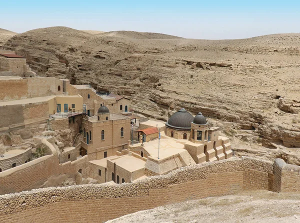 圣乔治希腊修道院在以色列 Judaean 沙漠中雕刻成一座纯粹的岩石墙 — 图库照片