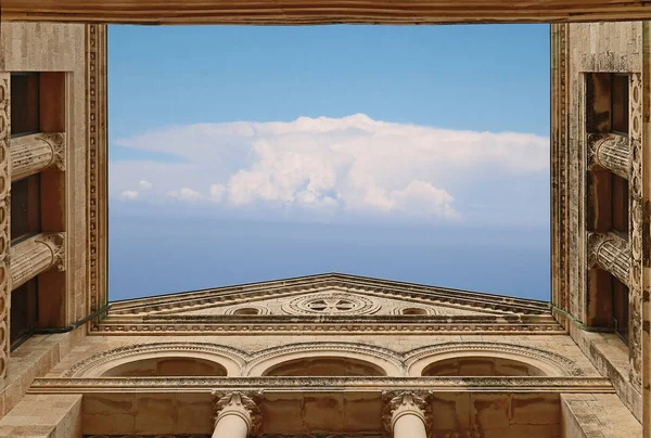 Nubes Cielo Vistas Través Del Techo Abierto Del Templo Religioso —  Fotos de Stock