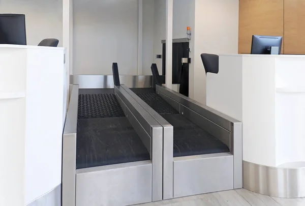 Comptoir Dépôt Bagages Aéroport Avec Transporteur Vide Comptoir — Photo