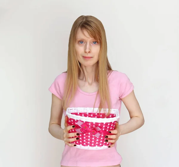 Mujer Joven Con Camisa Rosa Sosteniendo Cesta Con Lazo Decorativo —  Fotos de Stock