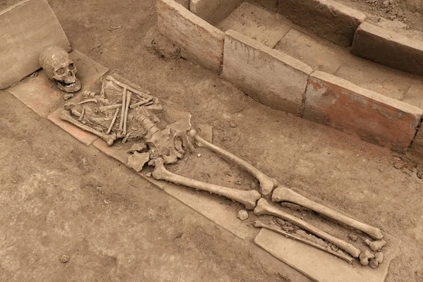 Menschenskelett Neben Offenem Grab Auf Schmutzigem Sand — Stockfoto