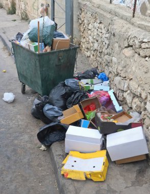 Büyük konteyner pis sokak yanındaki çöp yığını