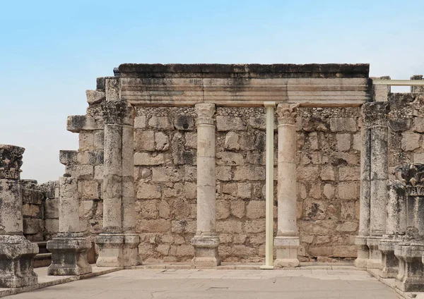 Eski Sütunlarla Antik Taş Duvar Içinde Belgili Tanımlık Geçmiş — Stok fotoğraf